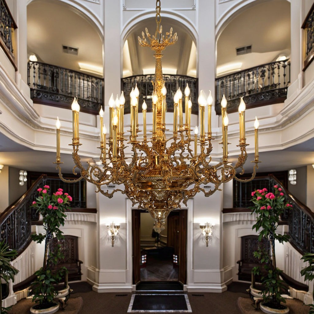 Đèn chùm trang trí cầu thang tân cổ điển biệt thự