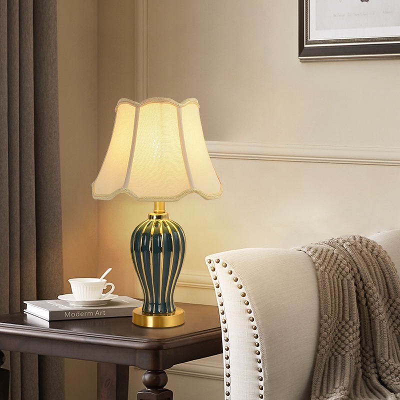 Đèn để bàn trang trí góc phòng khách sang trọng