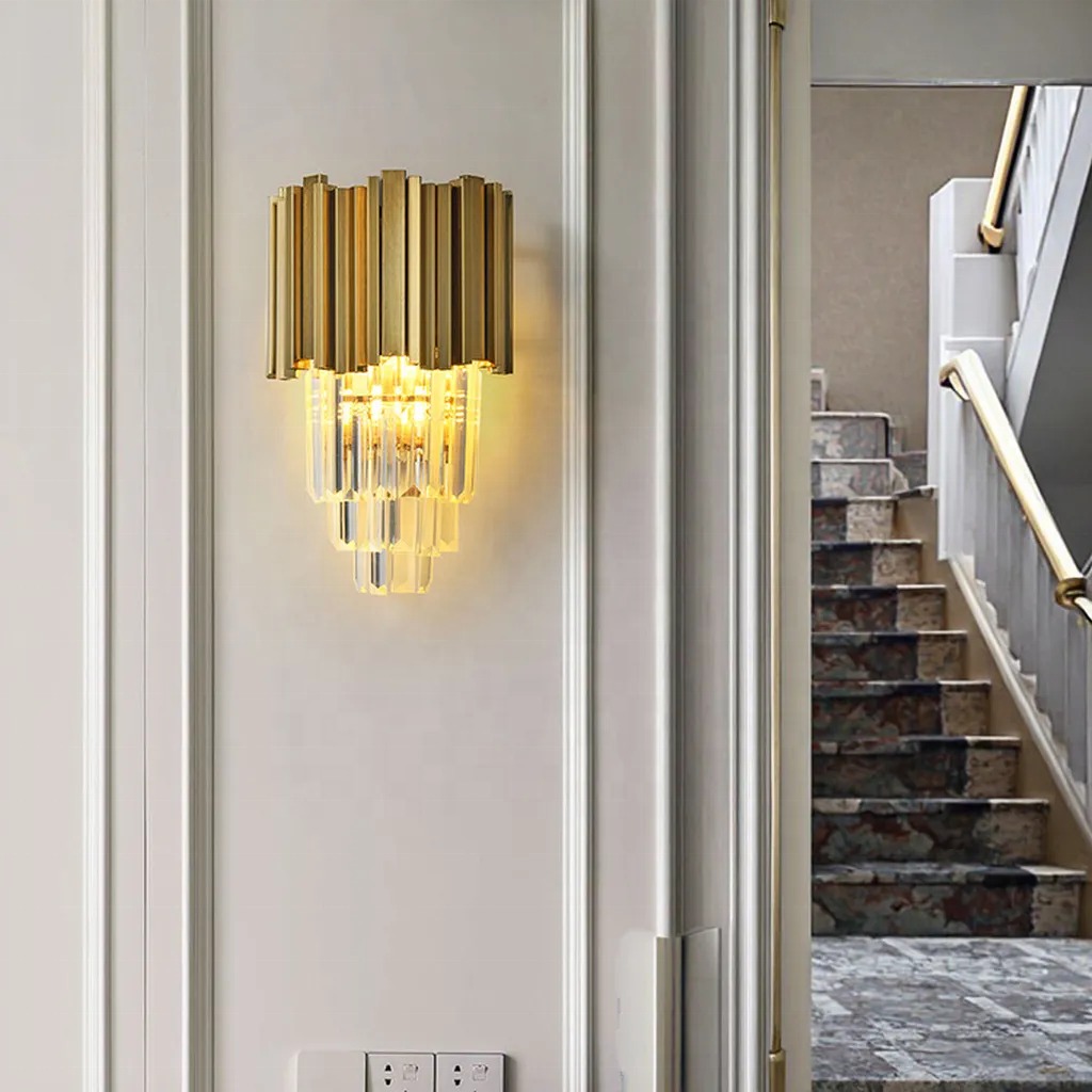 Đ&egrave;n ốp tường trang tr&iacute; v&aacute;ch cầu thang