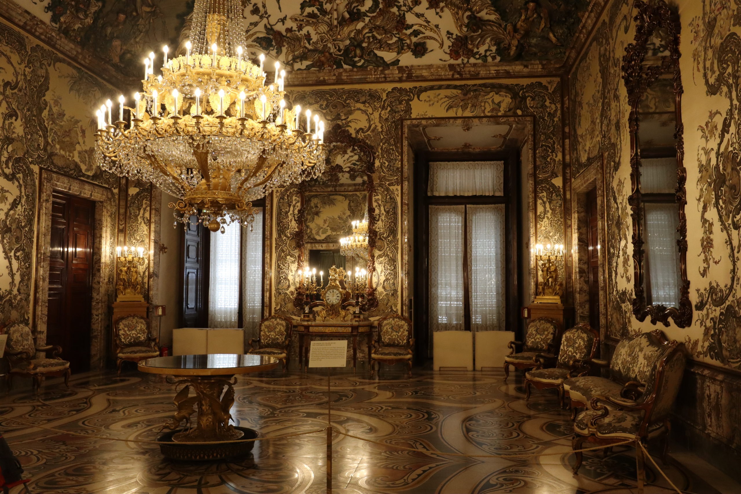 Đèn trang trí trong cung điện Palacio Real ở Tây Ban Nha