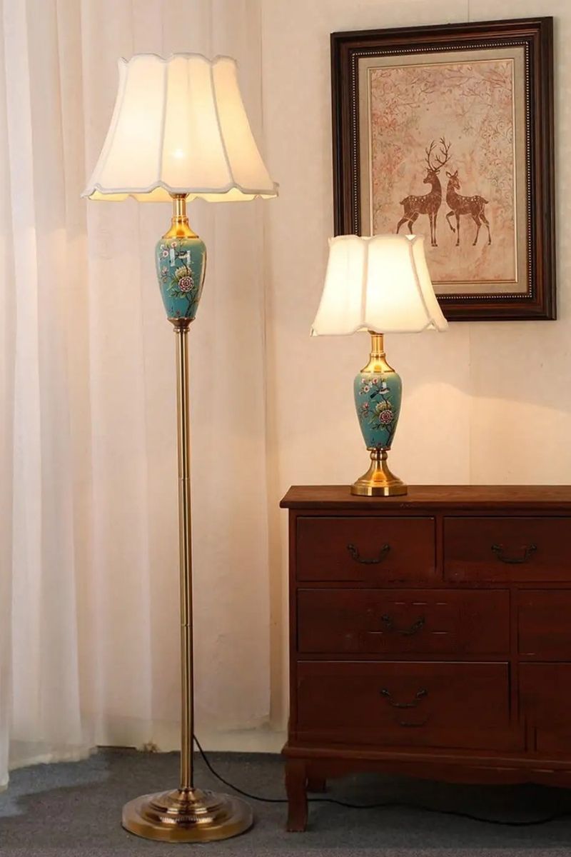 Đèn Trang Trí Đứng Cổ Điển