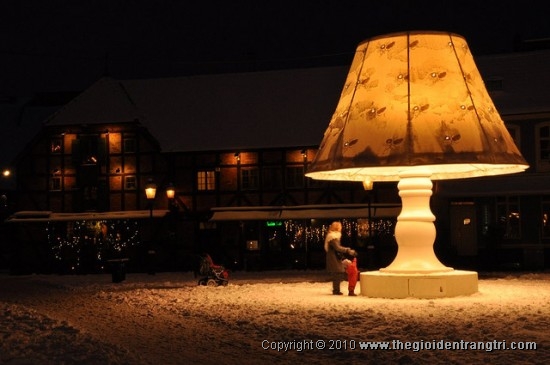 Khám phá chiếc đèn khổng lồ tại quảng trường Lilla Torg
