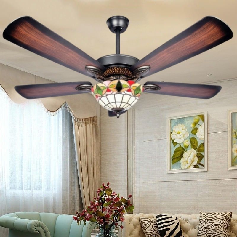 Quạt trần 5 c&aacute;nh gỗ c&oacute; đ&egrave;n trang tr&iacute; ph&ograve;ng kh&aacute;ch chung cư QT5011