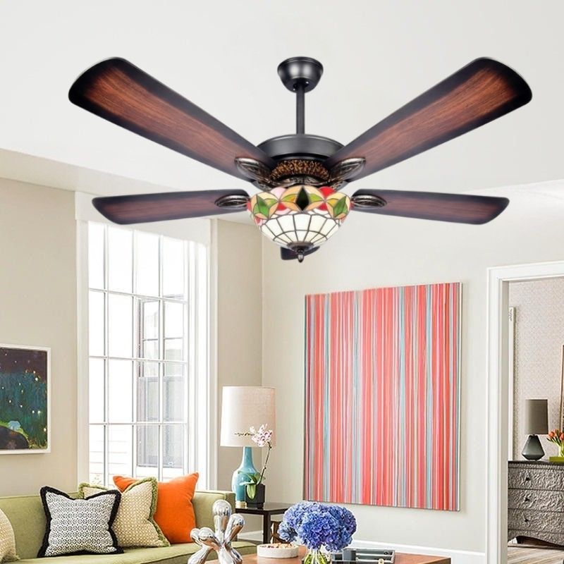 Quạt trần 5 c&aacute;nh gỗ c&oacute; đ&egrave;n trang tr&iacute; ph&ograve;ng kh&aacute;ch đẹp QT5011