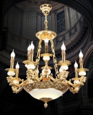 đèn chùm đồng trang trí phòng khách thông tầng tân cổ điển