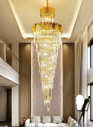 Đèn trang trí cầu thang thông tầng pha lê