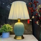 Đèn bàn trang trí nghệ thuật DB70XN thân gốm xanh ngọc phù hợp trang trí phòng khách và phòng ngủ.