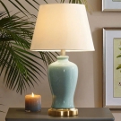 Đèn trang trí để bàn phòng khách DB75 là mẫu đèn bàn đẹp có thân làm bằng gốm sứ cao cấp