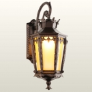 Đèn treo tường ngoài trời cổ điển VRG0141B dùng trang trí cột sảnh, cột hiên, vách tường rào ngoài trời sang trọng.
